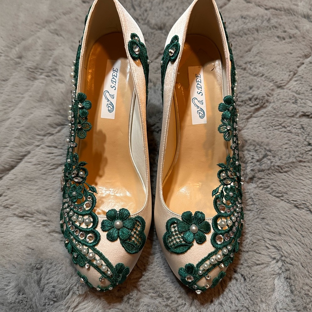 Elegant White and Green Embroidered Lace Lotus Style Women's Heals
